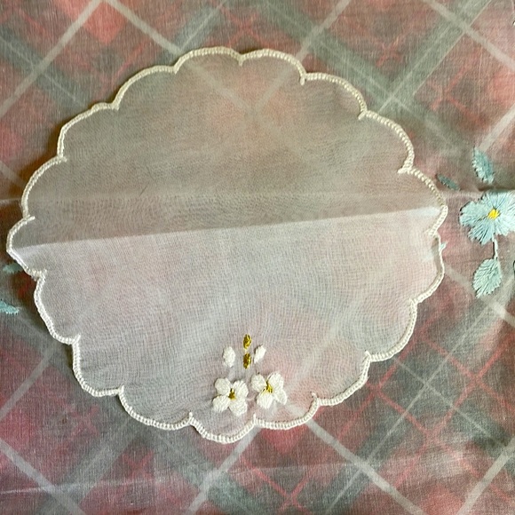 Hand made White Floral Embroidered Tablecloth Doily Set 5 Pcs Round and Oval - Picture 2 of 4